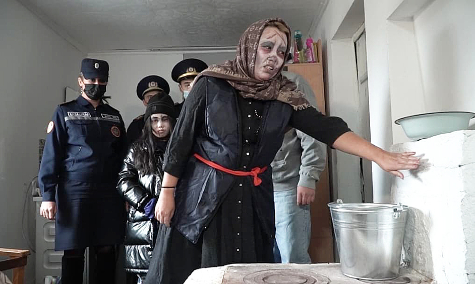 «При работе с населением не всегда удается на словах донести смысл того, как серьезно нужно отнестись к проблеме отравления угарным газом, поэтому в ход пошли наглядные примеры и яркие костюмы», — объяснили в ДЧС.