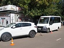 В Орле маршрутка столкнулась с кроссовером: пострадала пассажирка