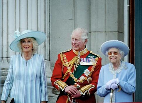 Елизавету II поздравили с юбилеем группа Queen и медвежонок Паддингтон