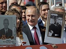 Путин возглавил шествие «Бессмертного полка» в Москве