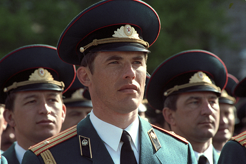 Офицеры в день празднования 45-ой годовщины Победы советского народа в Великой Отечественной войне 1941-1945 годов