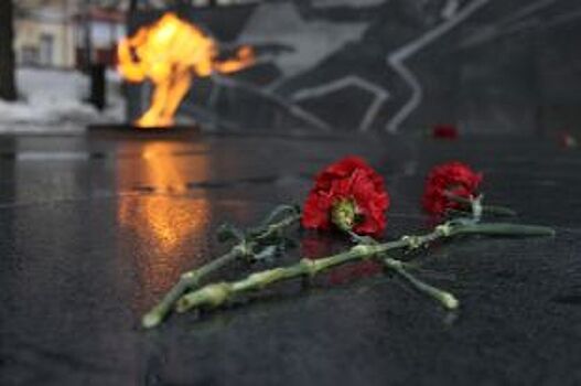 На площади Восстания возложили цветы в честь Дня Победы
