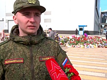 Курсанты ВУЦ при МГУ принесли цветы к мемориалу у «Крокуса»