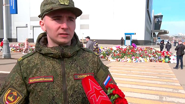 Курсанты ВУЦ при МГУ принесли цветы к мемориалу у «Крокуса»