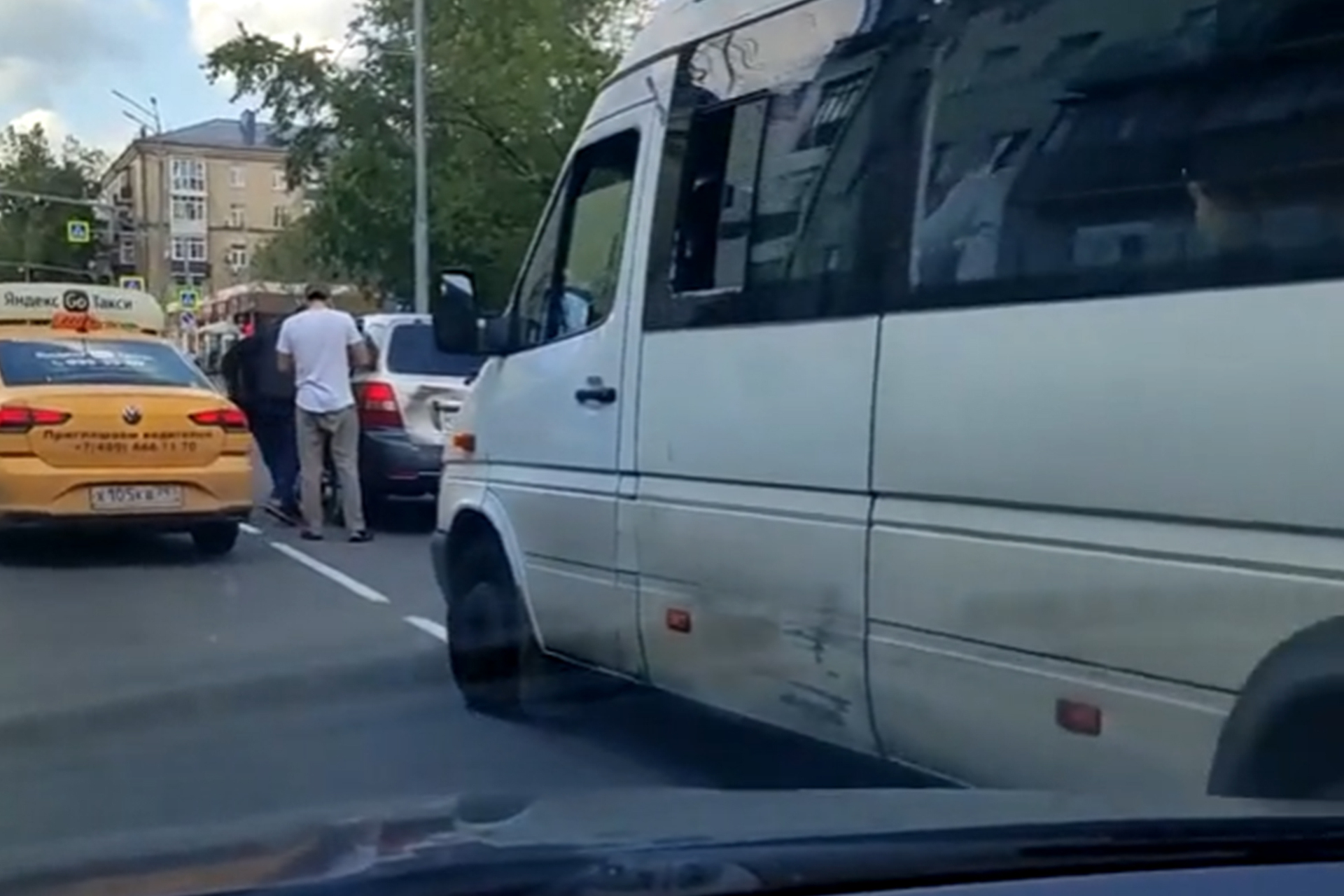 В Подмосковье разборки автомобилиста с битой и таксиста попали на видео