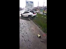 В Краснодаре на Северных мостах водитель Mercedes снес дорожные ограждения