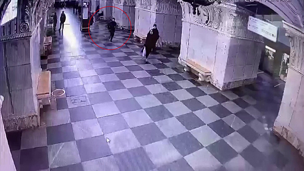 Грабитель похитил телефон у пассажира метро и был пойман спустя несколько часов