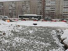 Екатеринбуржцы стоят в пробках из-за ям на улице Серафимы Дерябиной