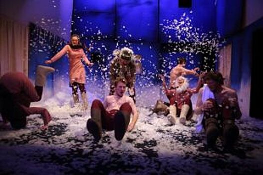 Снежки, ёлки и сосульки. «Морожены песни» поставили в Лицейском театре