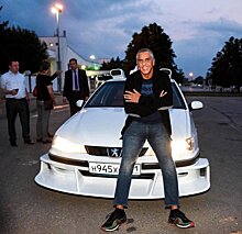 Такси заказывали?: Сами Насери встретили на клоне его знаменитого авто в Ростове
