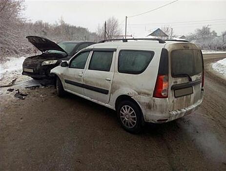 Два человека пострадали при столкновении Lada Largus и Toyota в Жигулевске