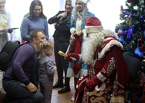 В Приамурье детей военнослужащих поздравили с Новым годом Дед Мороз и Снегурочка