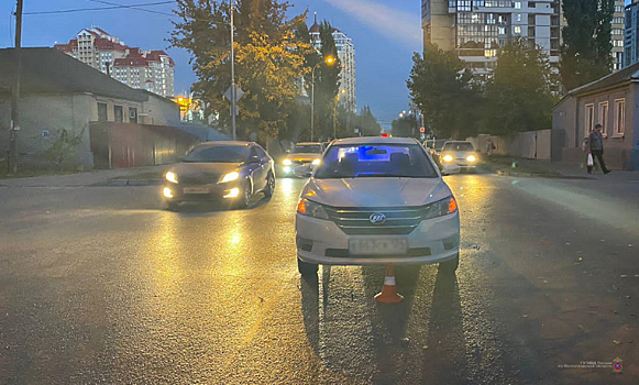 В центре Волгограда легковушка сбила 6-летнюю девочку, переходившую дорогу с бабушкой