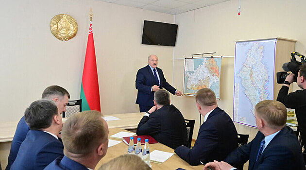 В новой Конституции Беларуси хотят отдать другим людям многие полномочия Лукашенко