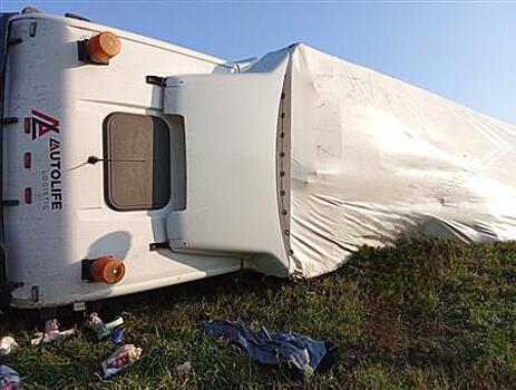 Три человека пострадали при столкновении фуры и "Газель" на трассе М-5 в Самарской области