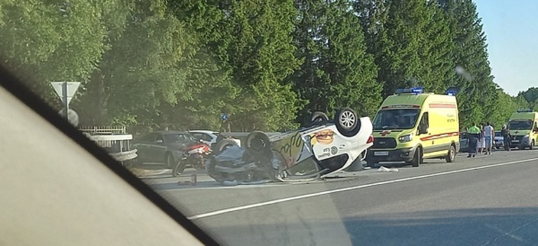 «Водителя увезли на скорой»: в районе Храброво произошло ДТП с участием такси (фото, видео)