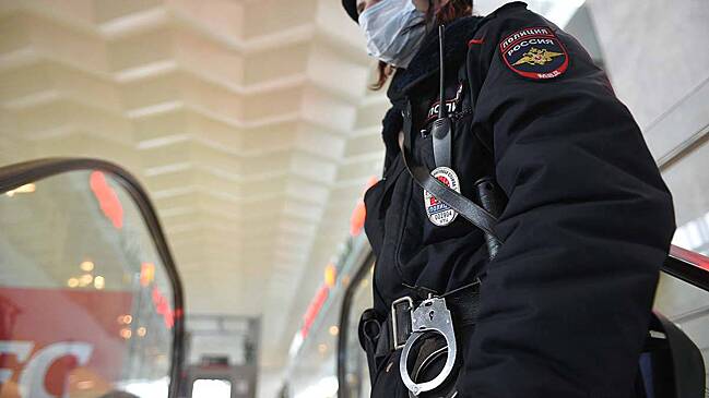 Молодой человек украл фары с машины за 57 тысяч рублей в Москве