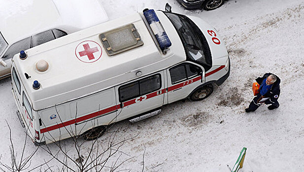 В Брянске ребенок пострадал при падении льда с крыши дома