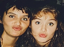Супермодель 90-х опубликовала детские фото с младшей сестрой