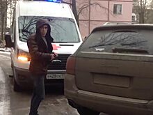 Porsche перекрыл дорогу скорой в Петербурге