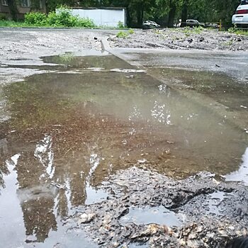 Жители Саратова раскритиковали уложенный три недели назад тротуар на Беговой