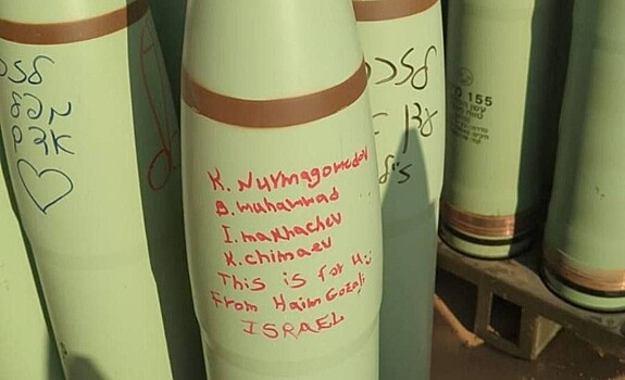 Израильский боец ММА написал на снаряде имена Нурмагомедова и Махачева