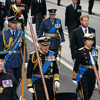 Похороны королевы Елизаветы II начались с процессии членов королевской семьи в Вестминстерском аббатстве