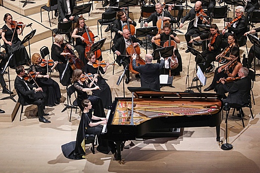 Немецкий дирижер Жюльен Салемкур дебютировал с Российским национальным оркестром на летнем фестивале в Зарядье