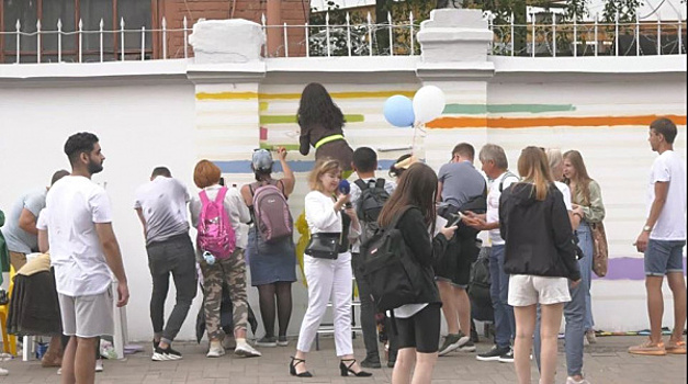 "Общее решение": жители Самары раскрасили забор ГРЭС всеми цветами радуги
