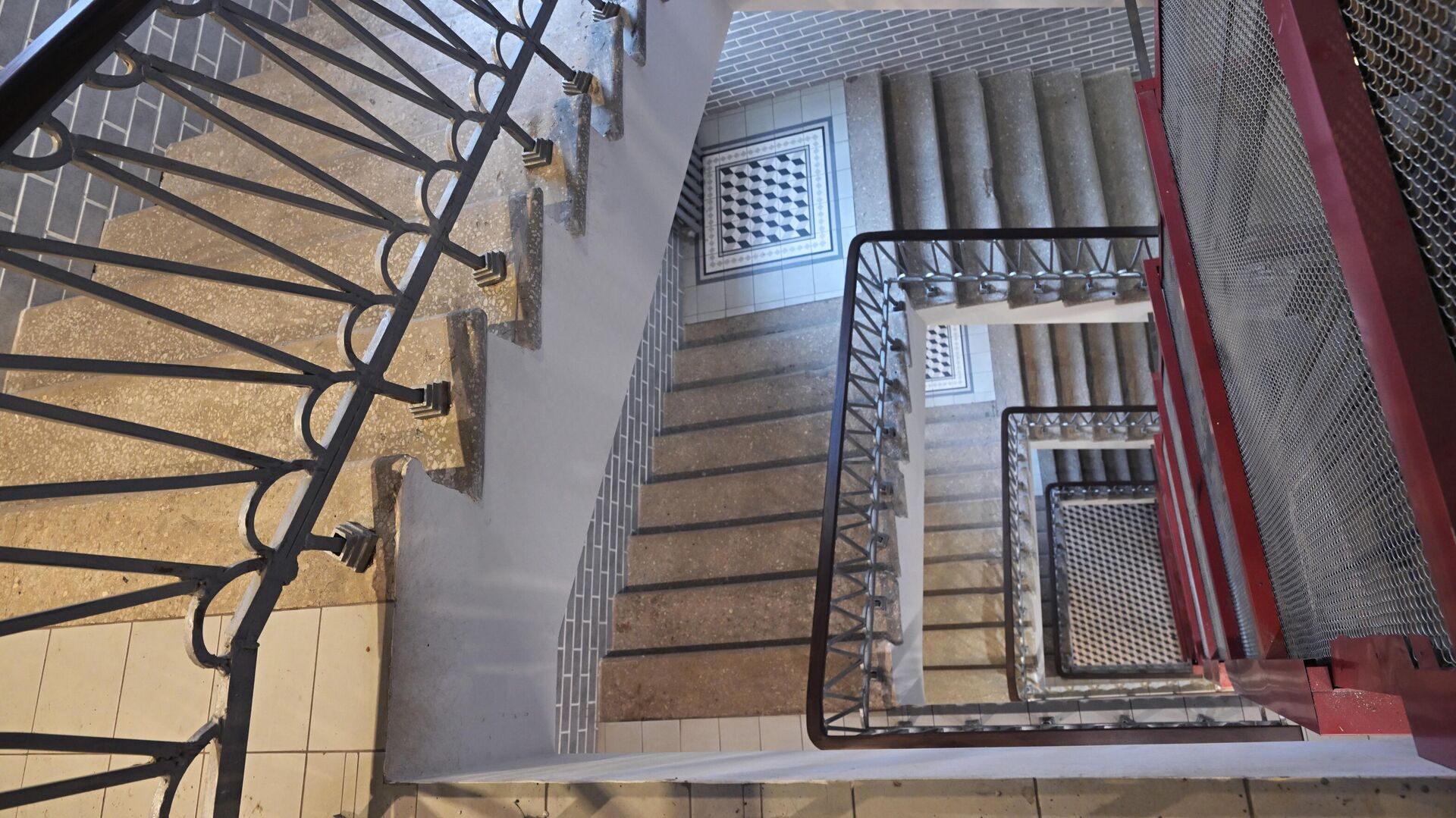 В Приморье голый мужчина бегал по подъезду и попал на видео