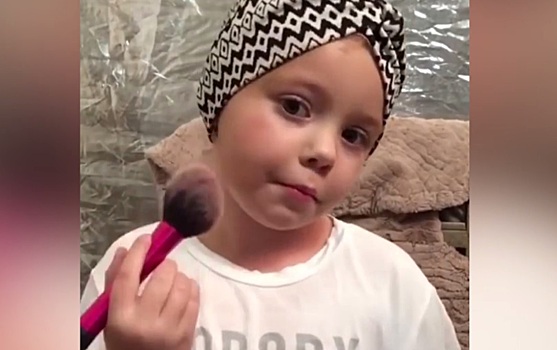 Малышка делает профессиональный макияж