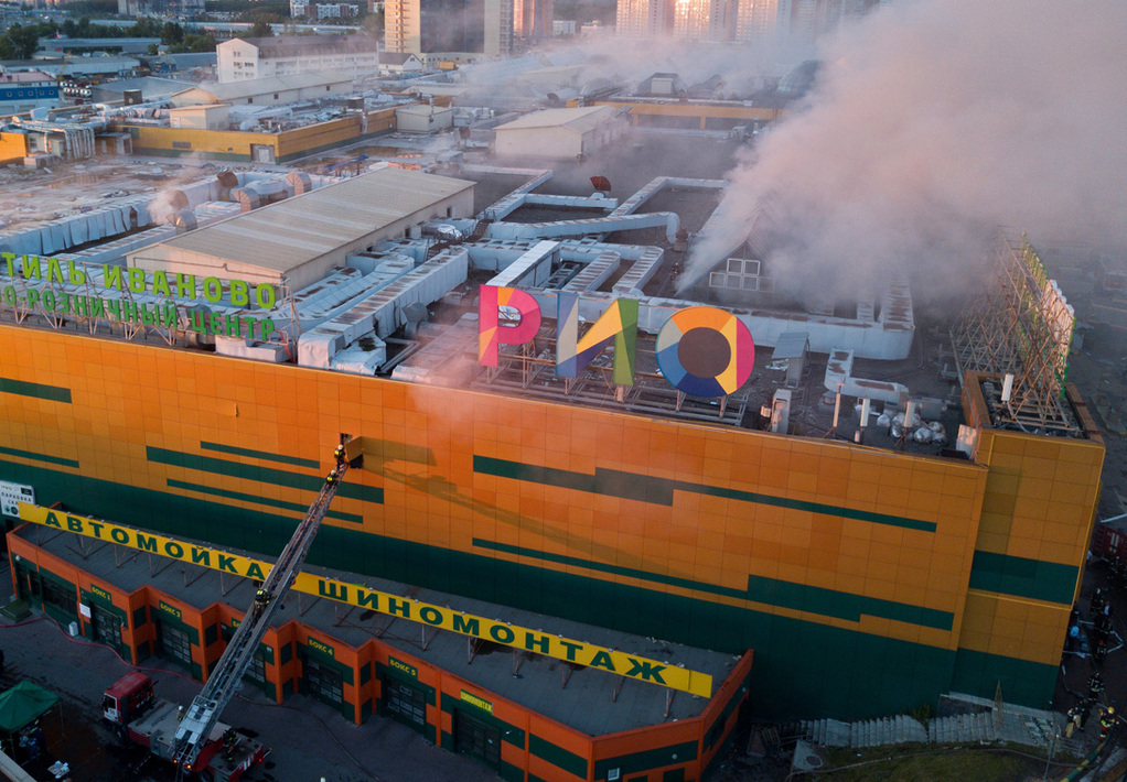 Пожар в торговом центре рио. Пожар в торговом центре рио. Торговый центр москва что произошло. Пожар в сетунь плаза в москве. Подростки в торговом центре.