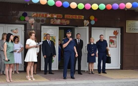 Сотрудники следственного управления по Липецкой области поздравили своих подшефных ребят из ГОАОУ «Траектория» с Днём знаний