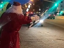 Дед Мороз в Саранске дарил елки водителям без нарушений и сладкие подарки детям