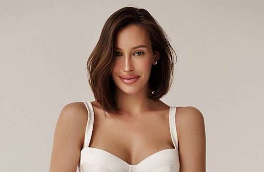 Невеста Тимати явилась в спортзал в костюме с открытым декольте