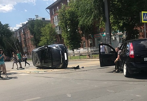 «Улегся на бок»: на Маломосковской — Масленикова столкнулись «Форд» и «Калина»