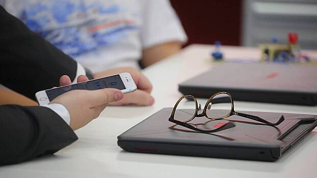 «Одурачивание надо прекращать»: эксперт Комков оценил возможный запрет смартфонов в школах
