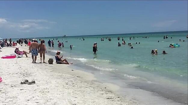 Молния поразила 8 человек на пляже во Флориде