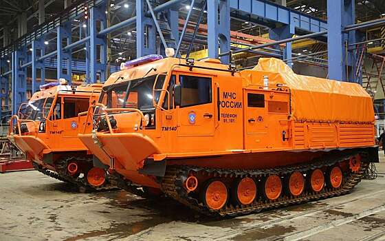 Российский снегоболотоход совершил прыжок в воду с грузом, а потом взобрался в гору