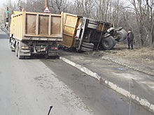 Самосвал «прилег» на бок на улице Украинской в Нижнем Новгороде