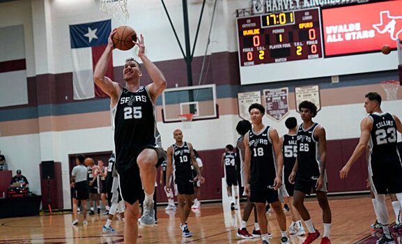 «Сперс» провели открытую тренировку в Увальде, где в мае состоялась массовая стрельба в школе