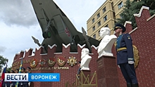 На входе в Воронежскую академию ВВС установили бюсты Жуковского и Гагарина