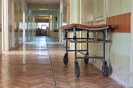 Сломанная каталка чуть не убила 92-летнего россиянина с инсультом