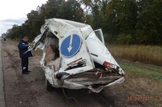 Под Тольятти фура протаранила дорожную машину и покалечила рабочего