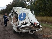 Под Тольятти фура протаранила дорожную машину и покалечила рабочего