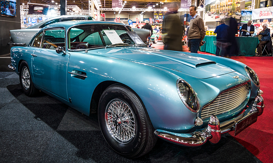 Aston Martin DB5 (1963—1965). Модель известна как один из автомобилей Джеймса Бонда. Мощность двигателя DB5 достигала 282 л.с,  а максимальная скорость - 241 км/ч. Всего был выпущен 1021 экземпляр модели DB5.