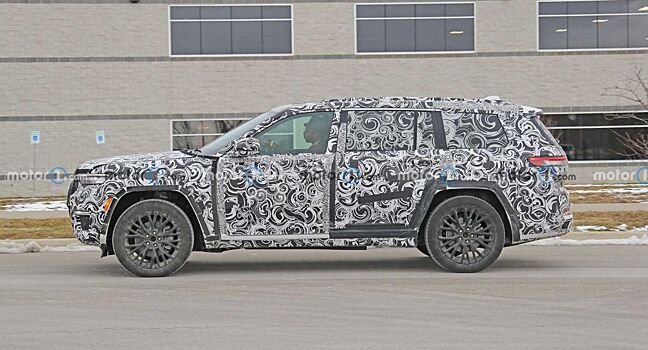 Трехрядный Jeep Grand Cherokee 2022 года засняли на тестах в камуфляже
