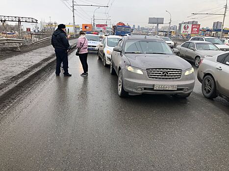 Авария с двумя машинами полностью перекрыла движение по Димитровскому мосту