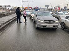 Авария с двумя машинами полностью перекрыла движение по Димитровскому мосту