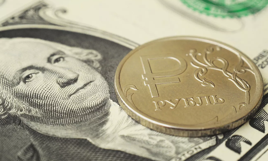 Рубль потерял позиции к доллару